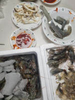 생새우까는중 산에서 딴 송이랑 소주한잔중