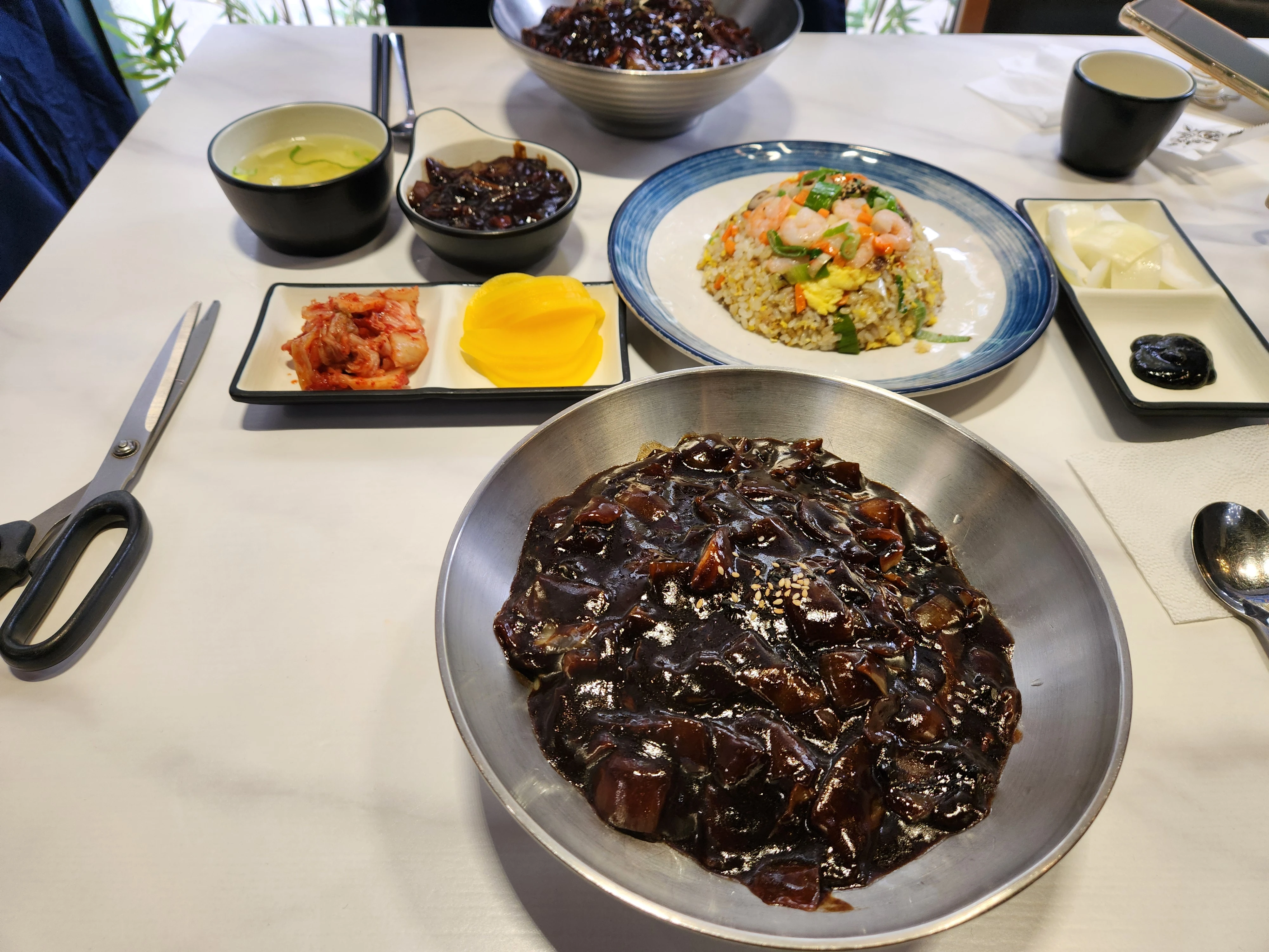 오늘 점심은 짜장면과 볶음밥 