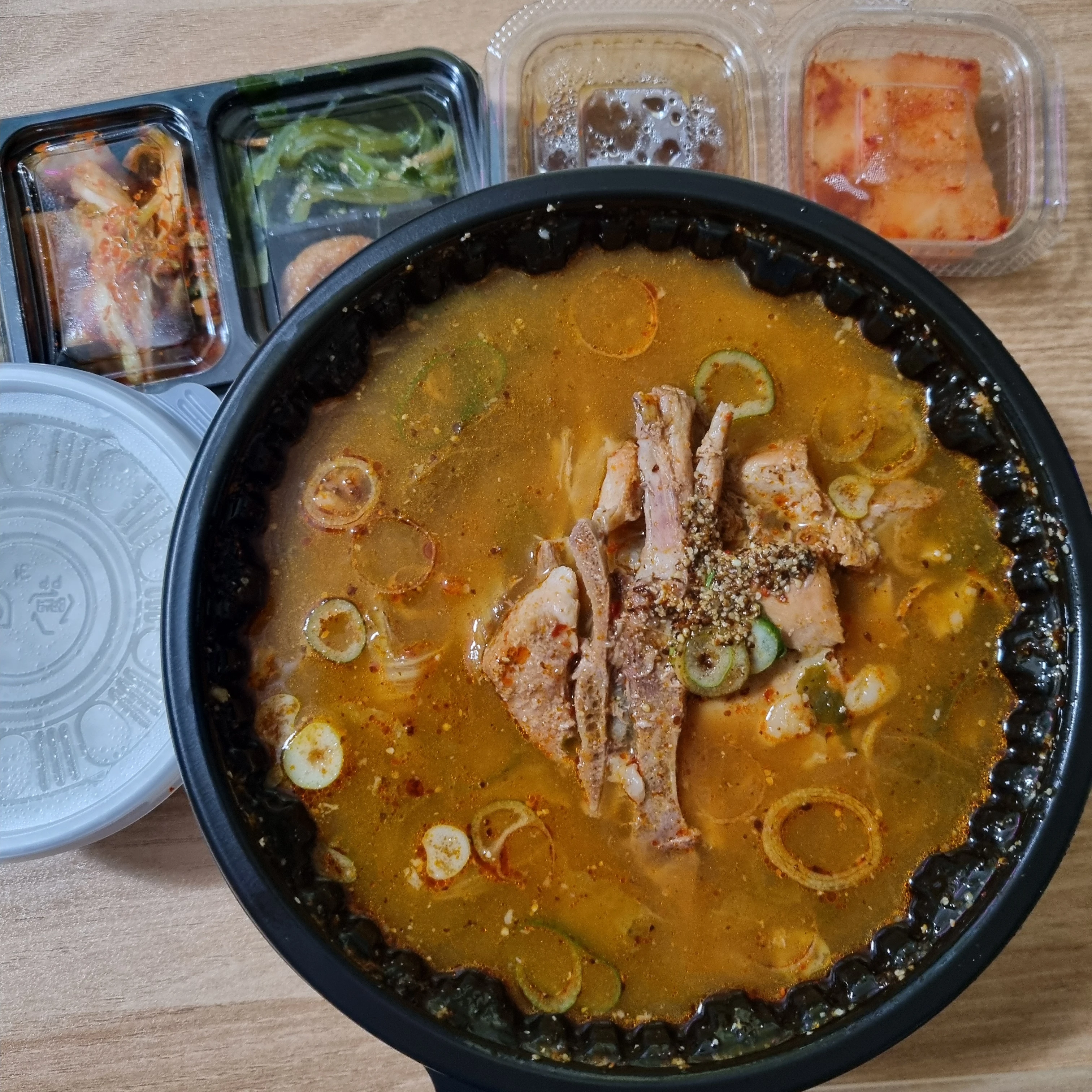 바쁘면 간편한  뼈해장국으로..