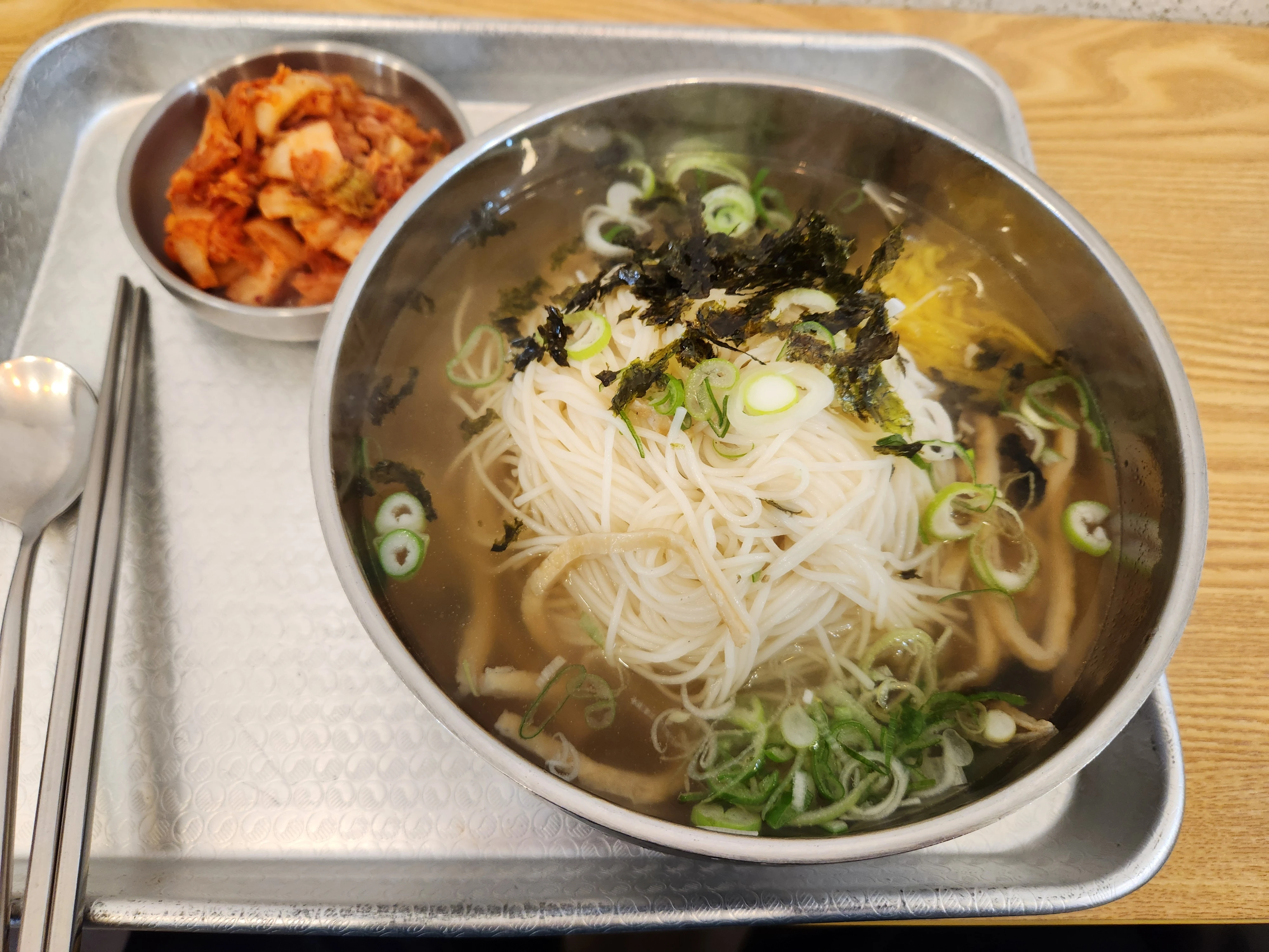 점심은 잔치국수