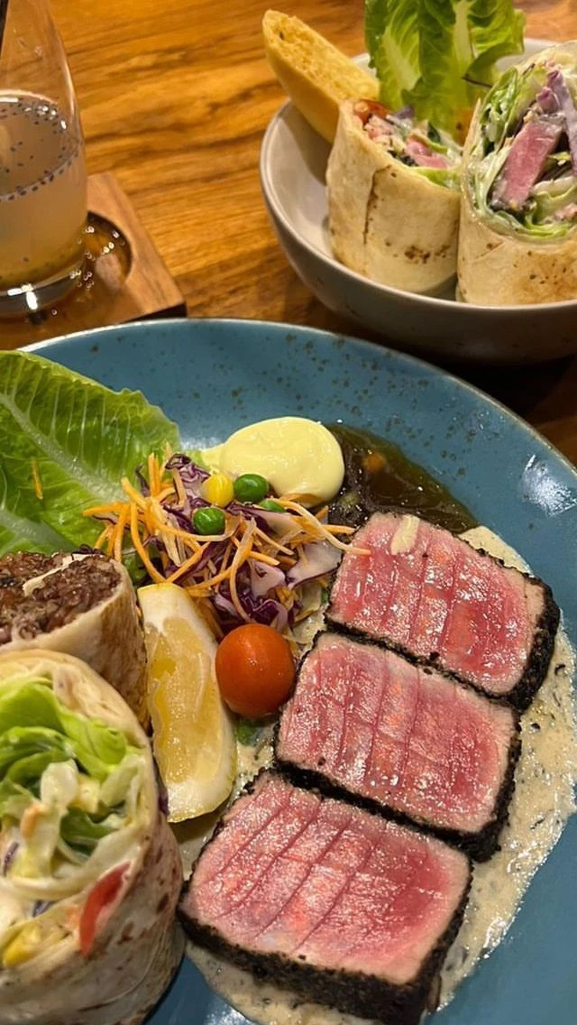 소고기 스테이크와 샐러드