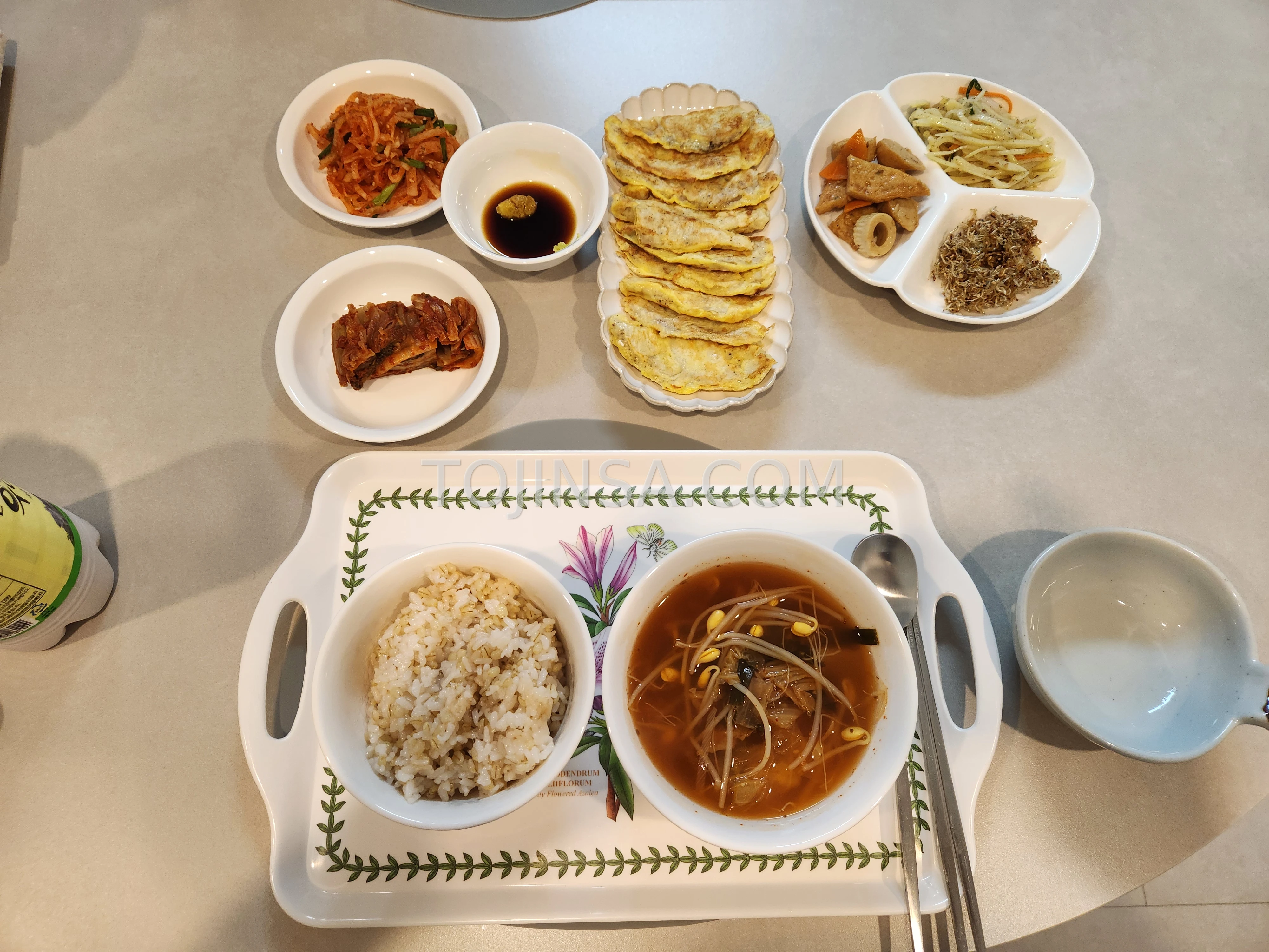 집밥. 김치콩나물국, 동태전. 막걸리는 거들뿐~